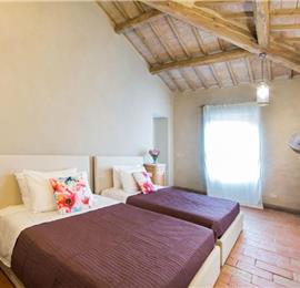 5 Bedroom Villa with Pool and Beautiful Lake Trasimeno Views, sleeps 10